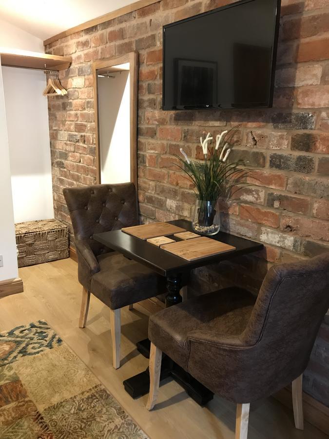 Boutique Garden Lodge @ The Larches Вулвергемптон Екстериор снимка