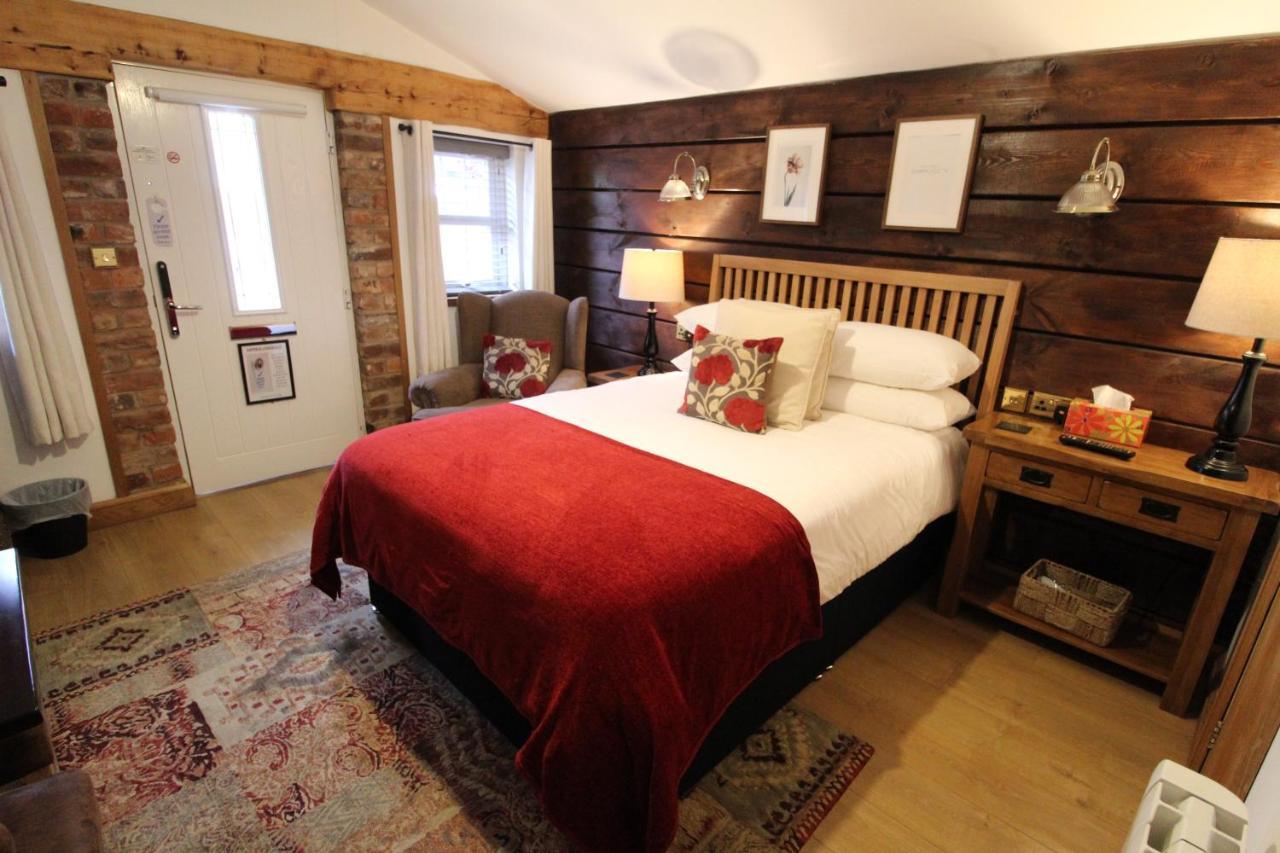 Boutique Garden Lodge @ The Larches Вулвергемптон Екстериор снимка